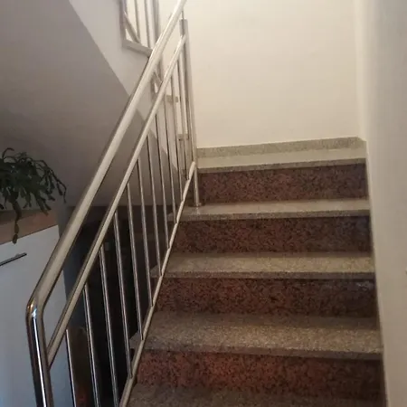 アパート Vuvuzela クープレス